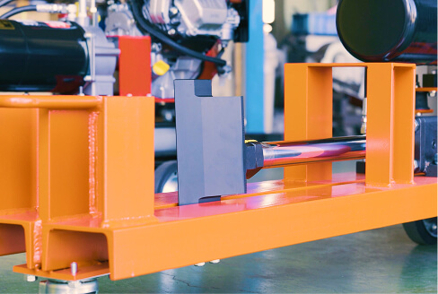 薪割り機前方の構造：安全なウェッジと薪ストッパー