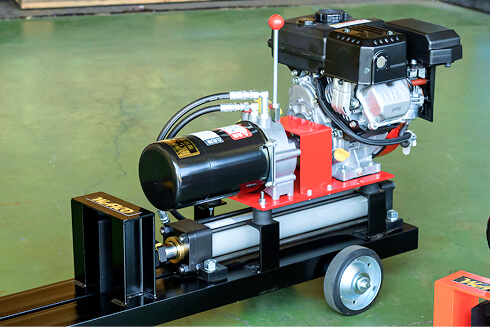 薪割り機後部の構造：薪割り機のエンジンと油圧シリンダー